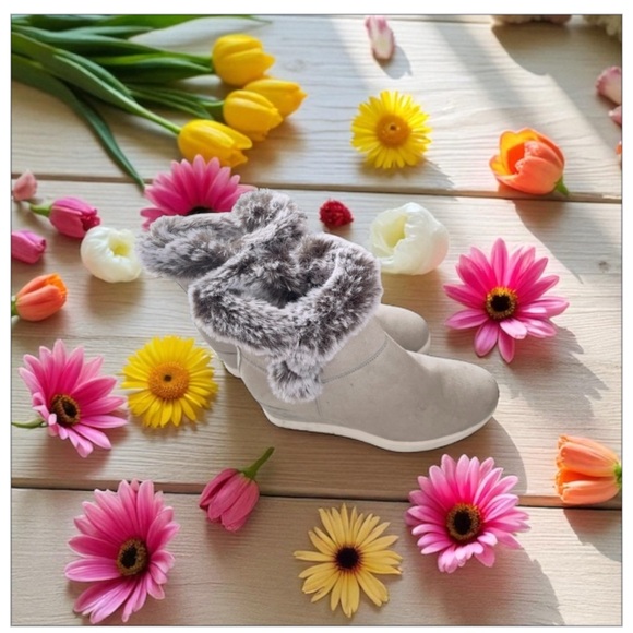 NWOT SERRA Genuine Suede Ankle Boots in Grey with faux fur Size 8 - Picture 2 of 8